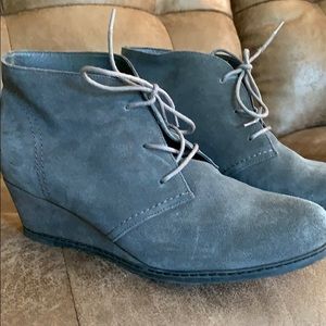 Michael Shannon. Gray wedge boots. EUC